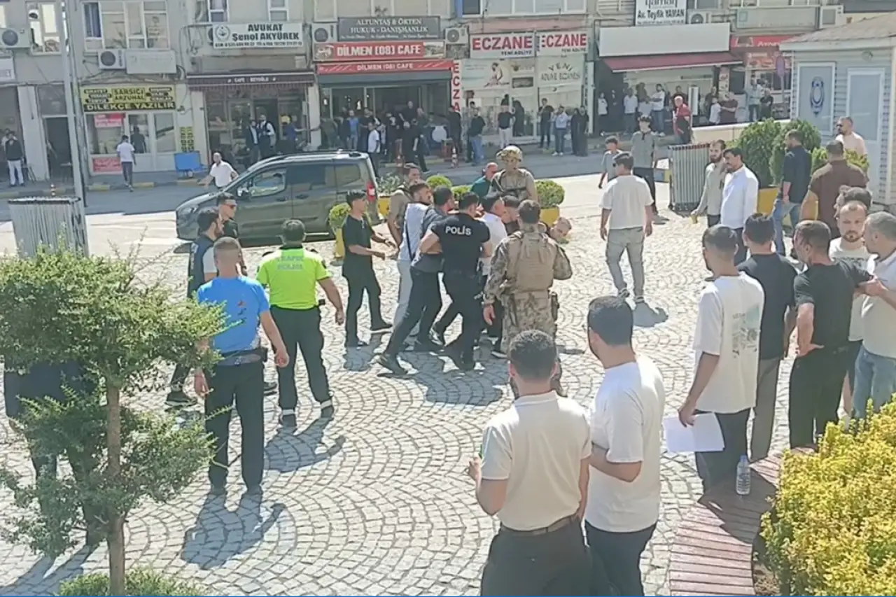 Bursa Adliyesi'nde kavga: 1'i polis, 3 kişi yaralandı