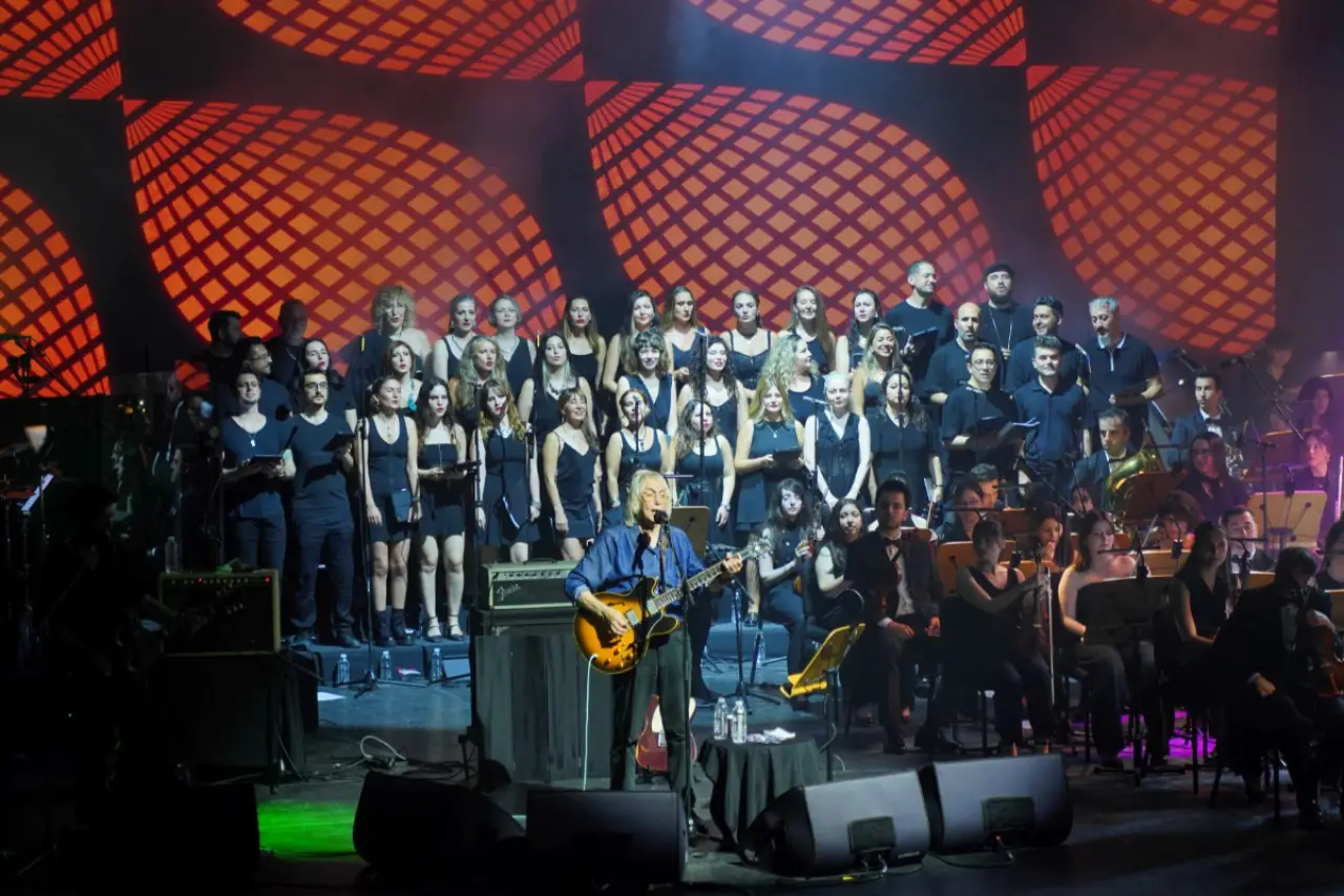Harbiye'de senfonik rock gecesi: Bulutsuzluk Özlemi binlerce kişiyle buluştu
