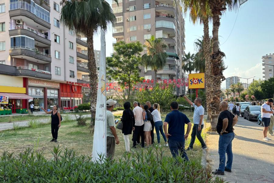 Mersin'de AKP binası önünde eylem yapan 2 kişi tutuklandı