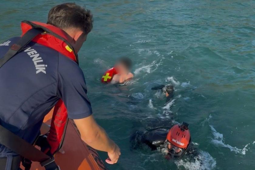 Kuşadası açıklarında kürek sörfüyle sürüklenen 2 kişi kurtarıldı