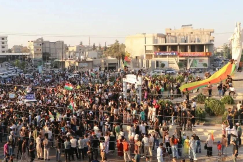 Kobanê'de halk kentin adı için yürüdü