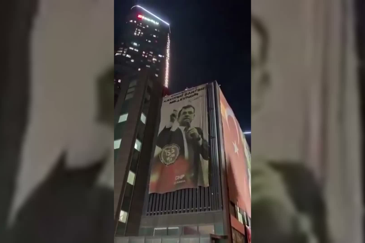 İmamoğlu'nun pankartı indirilip Kılıçdaroğlu'nun afişi asıldı: CHP İstanbul İl Başkanlığı binası yine polis kuşatması altında