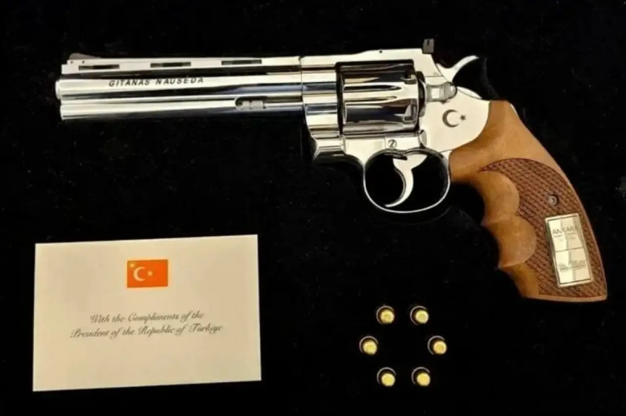Erdoğan'ın NATO'daki liderlere hediye ettiği silah dünya basınında