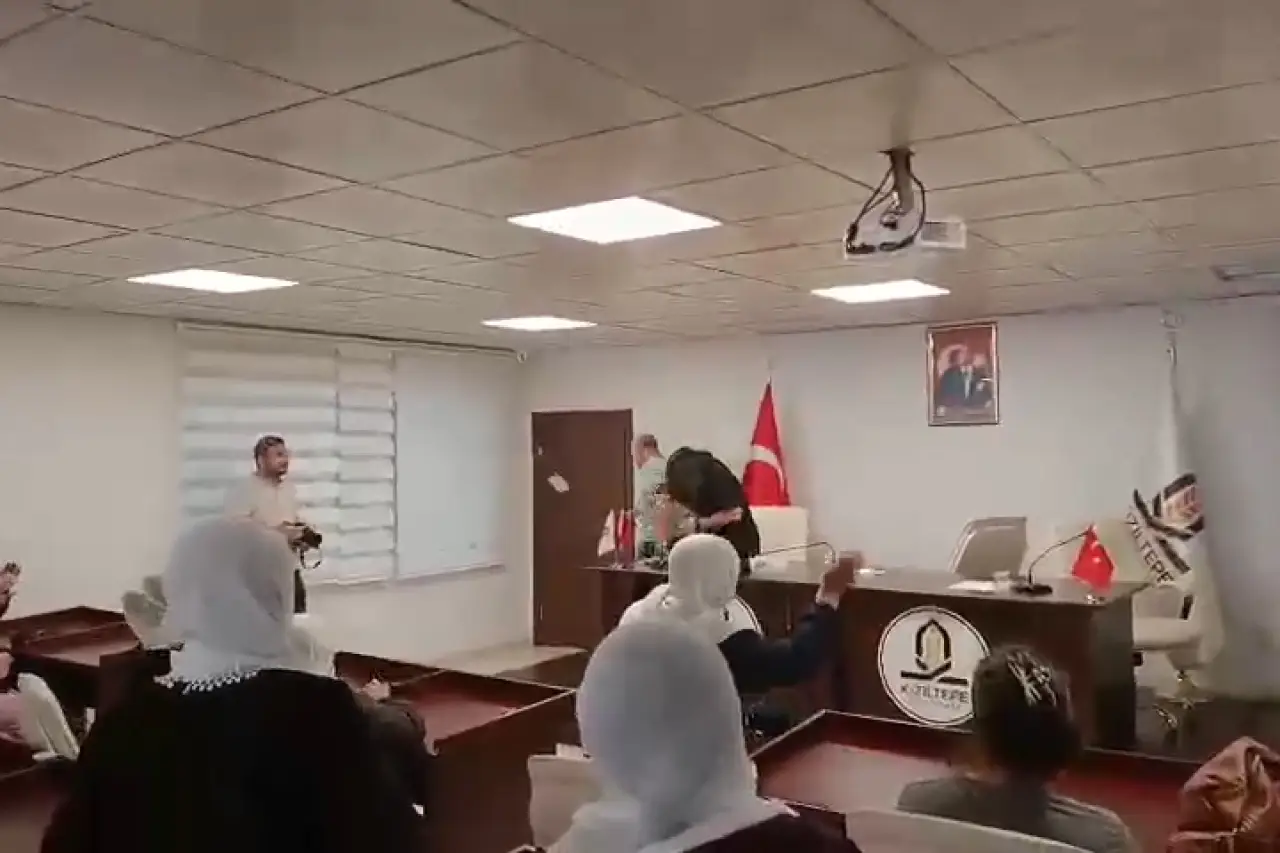 Kızıltepe Belediye Başkanına yumurtalı protesto: Meclis üyelerinden istifa çağrısı