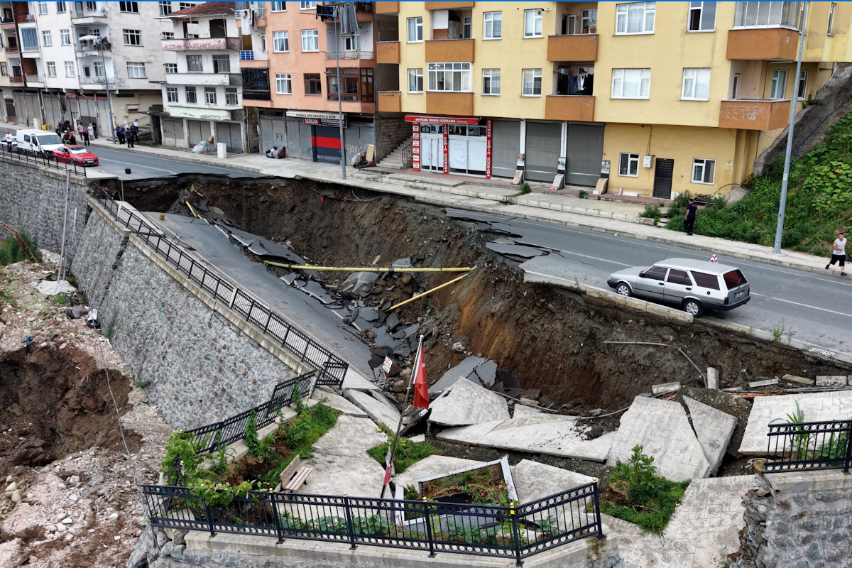 Rize'de yurt inşaatının kazısında istinat duvarı ve yol çöktü: 3 bina tahliye edildi