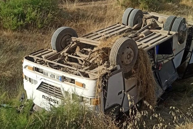 Tarım işçilerini taşıyan minibüs devrildi: 6’sı çocuk 16 yaralı
