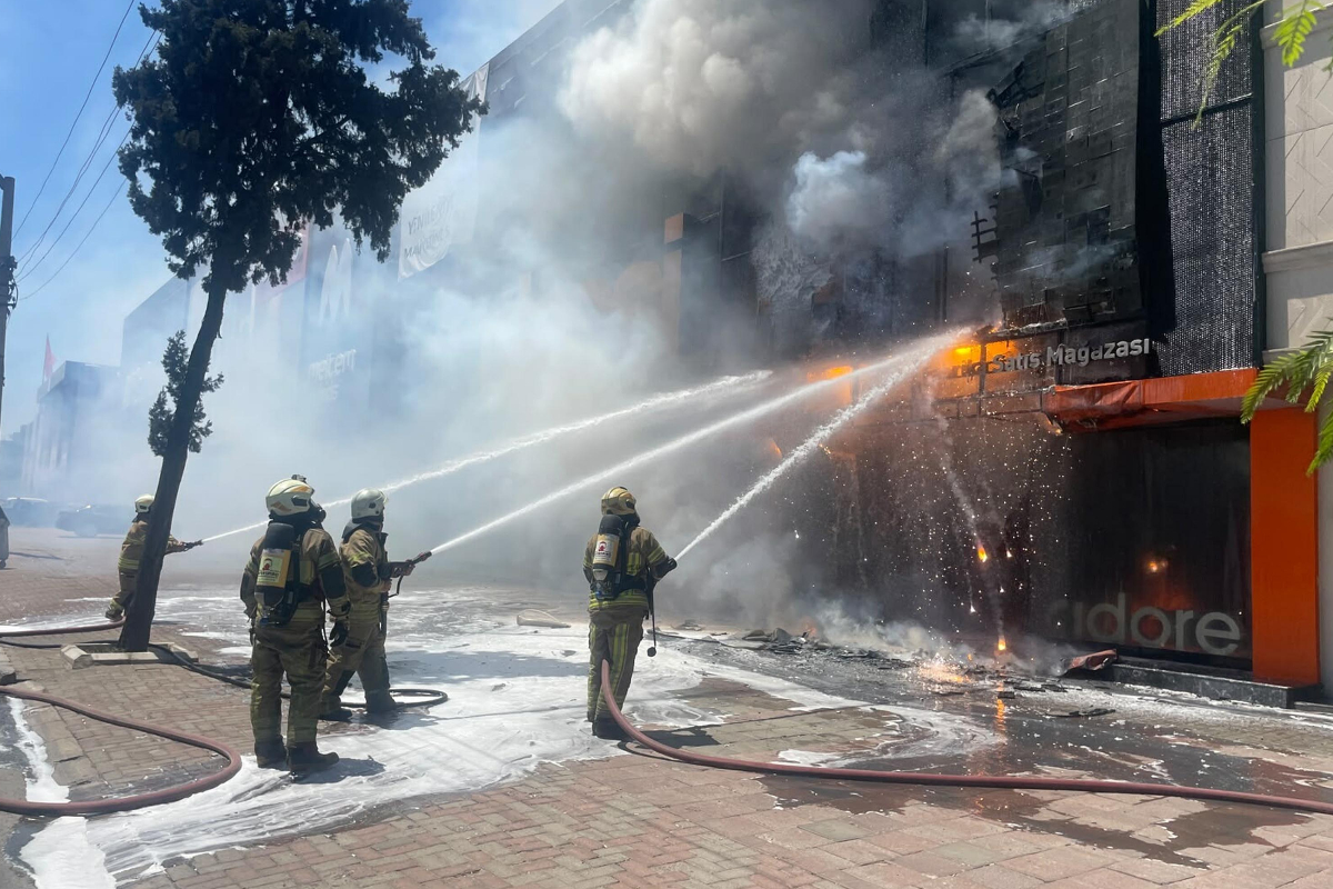 İzmir'de mobilya mağazasında korkutan yangın