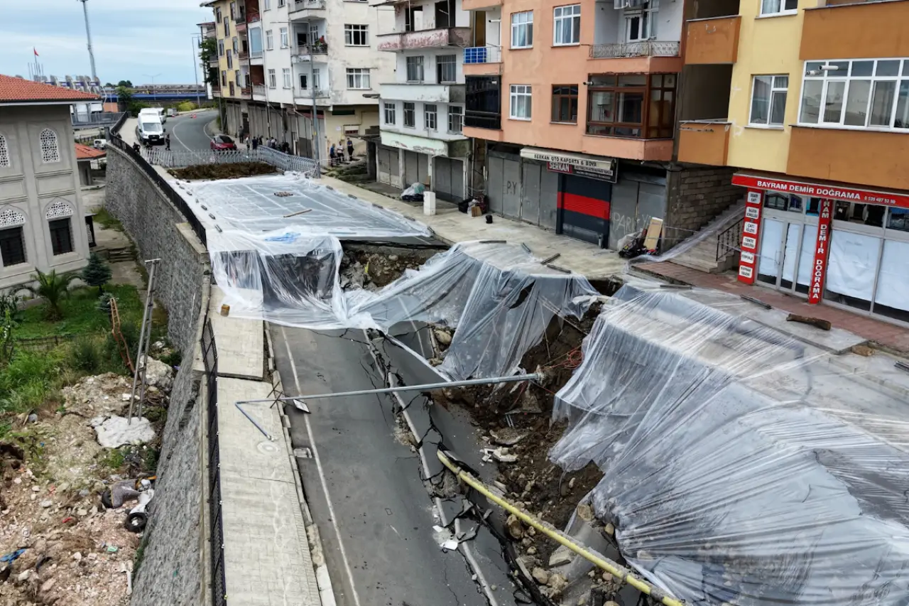 Rize’de istinat duvarı ve yol çökmüştü: Cadde trafiğe kapatıldı, branda serildi