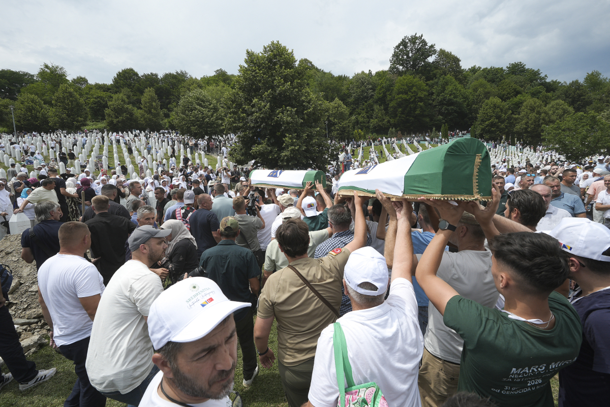 Srebrenitsa Katliamı’nda ölen 10 kişi daha defnedildi