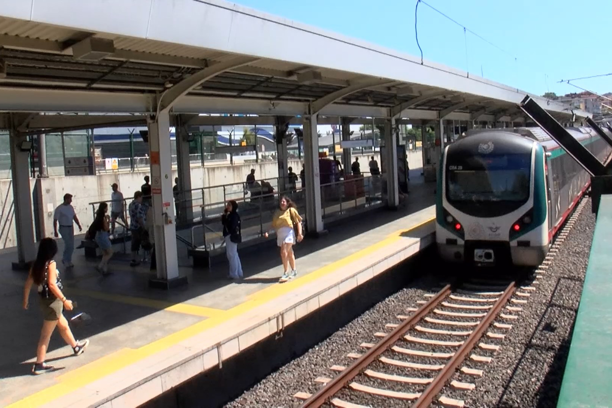 Marmaray'da raylara inen yolcu trenin altında sıkıştı