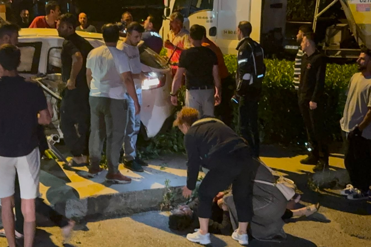 Ümraniye'de hafriyat kamyonu ile otomobil çarpıştı: 1'i ağır, 4 yaralı