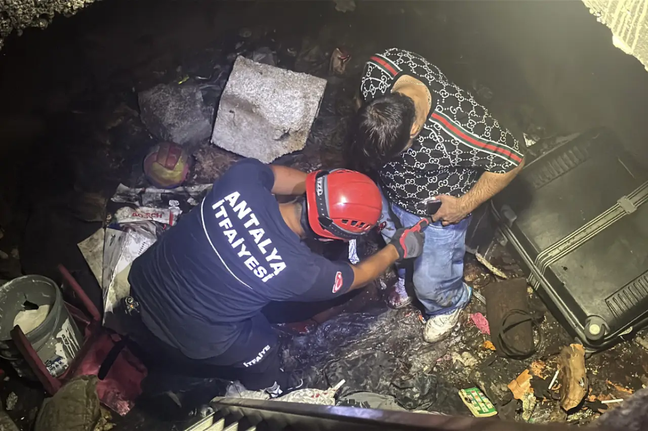 İnşaat halindeki binada çukura düştü, itfaiye kurtardı