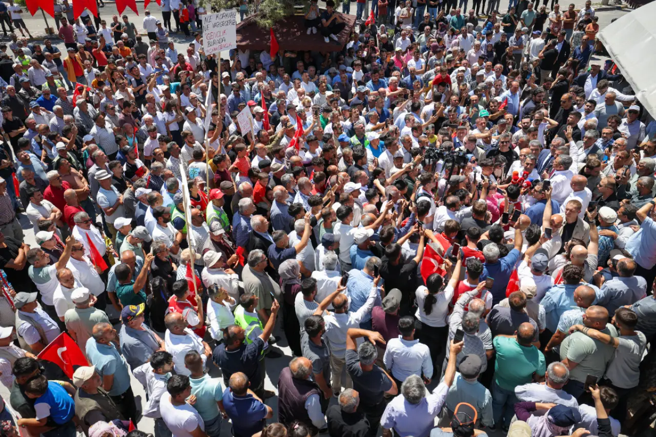 Özgür Özel, Niğde'den seslendi: 'Sel olun akın, ülkenin kaderine el koyun'