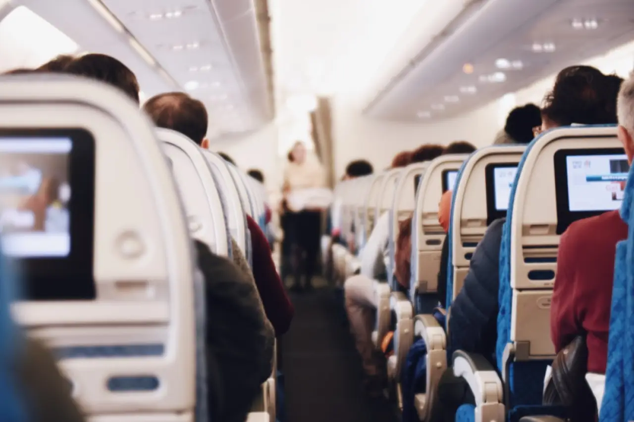Trabzon'da uçakta sigara içmeye kalkıştı: Pilot seferi durdurup geri döndü