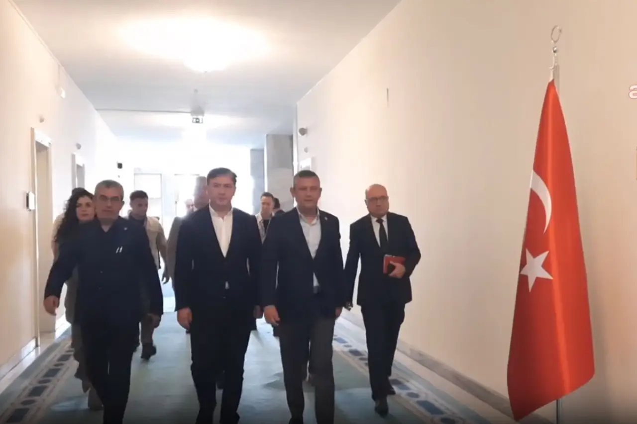 CHP MYK'sı Özgür Özel başkanlığında toplandı: Belediye operasyonları ve yeni parti tartışmaları masada