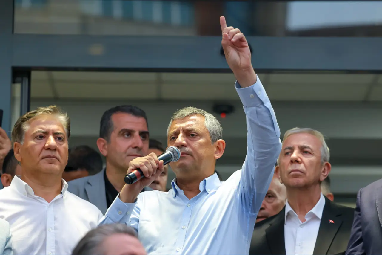 Özgür Özel'den Sincan'da Hüseyin Can Güner'e ziyaret: 'Veremeyeceğimiz hesabımız yok'