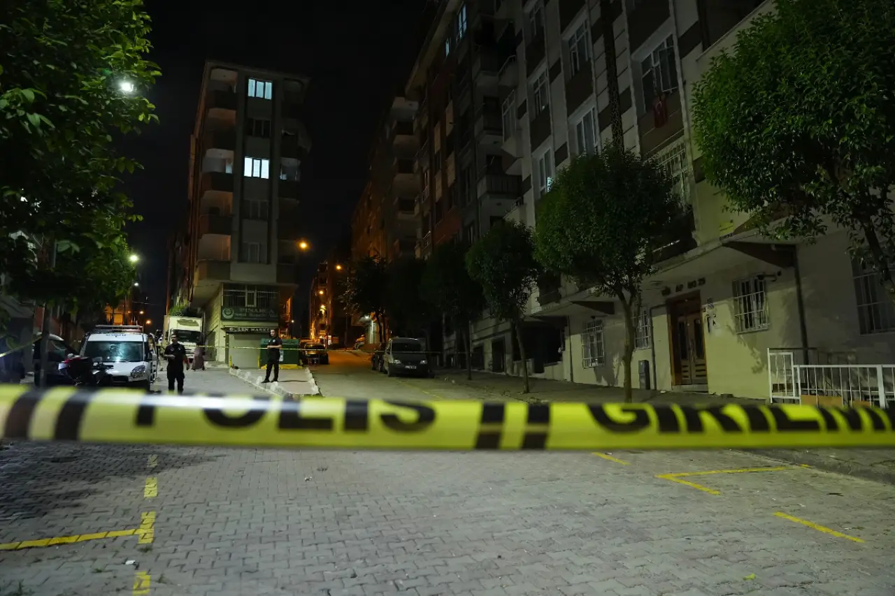 Bahçelievler'de temel kazısı yan binayı vurdu: Kolonları çatırdayan altı katlı apartman boşaltıldı