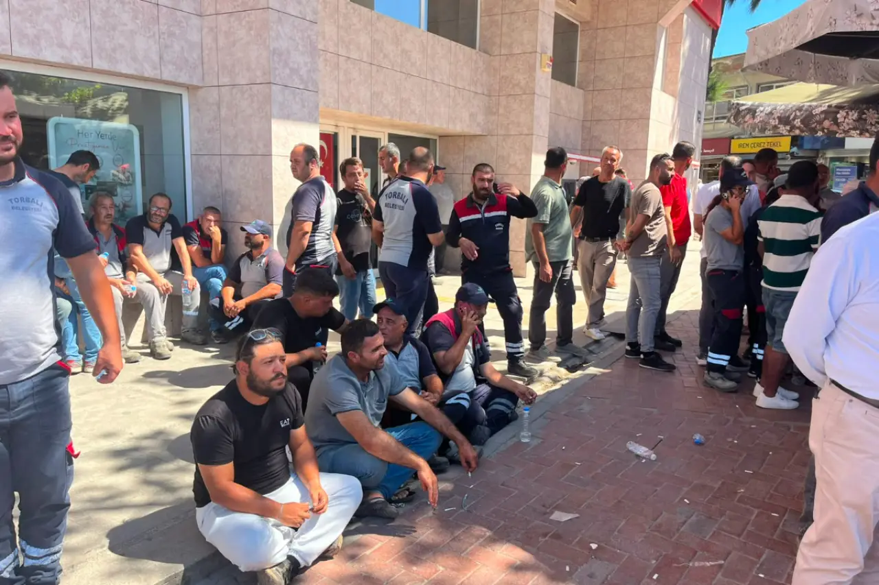 Torbalı Belediyesi işçileri alacakları için iş bıraktı