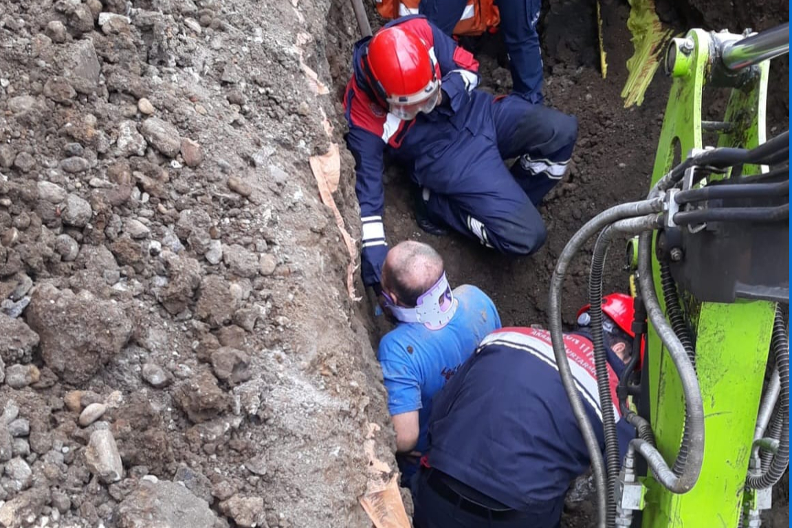 Trabzon'da göçükte, vücudunun bir bölümü toprak altında kalan işçi kurtarıldı