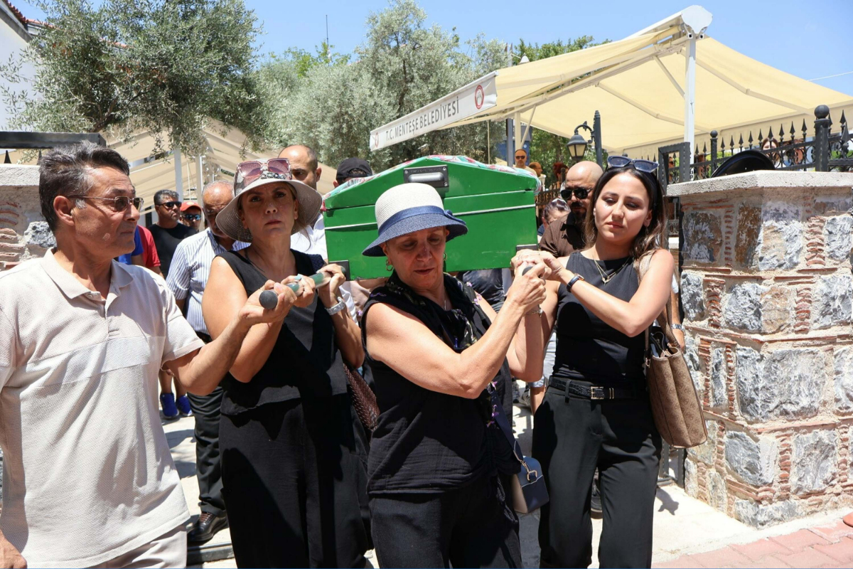 Erkek şiddetiyle öldürülen Sevil Işıktekin son yolculuğuna uğurlandı: Tabutunu kadınlar taşıdı