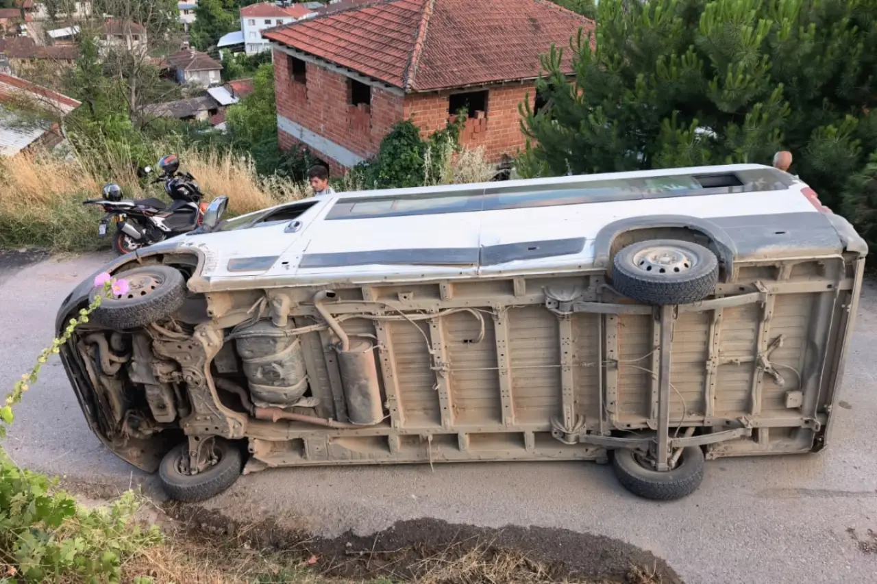 Bursa'da tarım işçilerini taşıyan minibüs devrildi