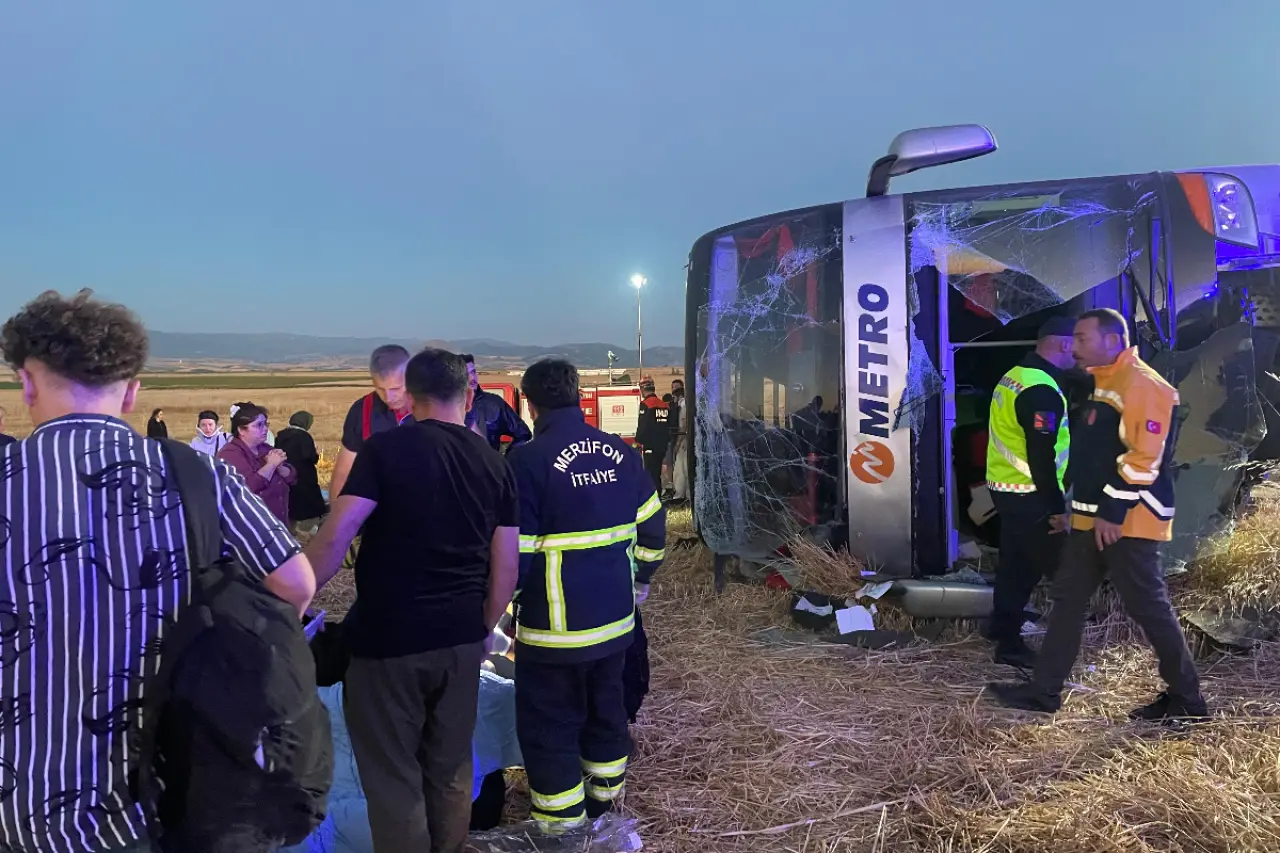 Amasya'da devrilen yolcu otobüsündeki 46 kişi yaralandı