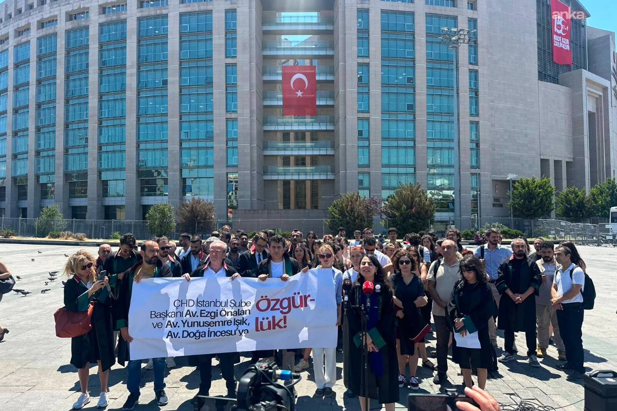 Tutuklu avukatlar için Çağlayan'da açıklama: 'Ortada yargı süreci yok, saldırı ile karşı karşıyayız'