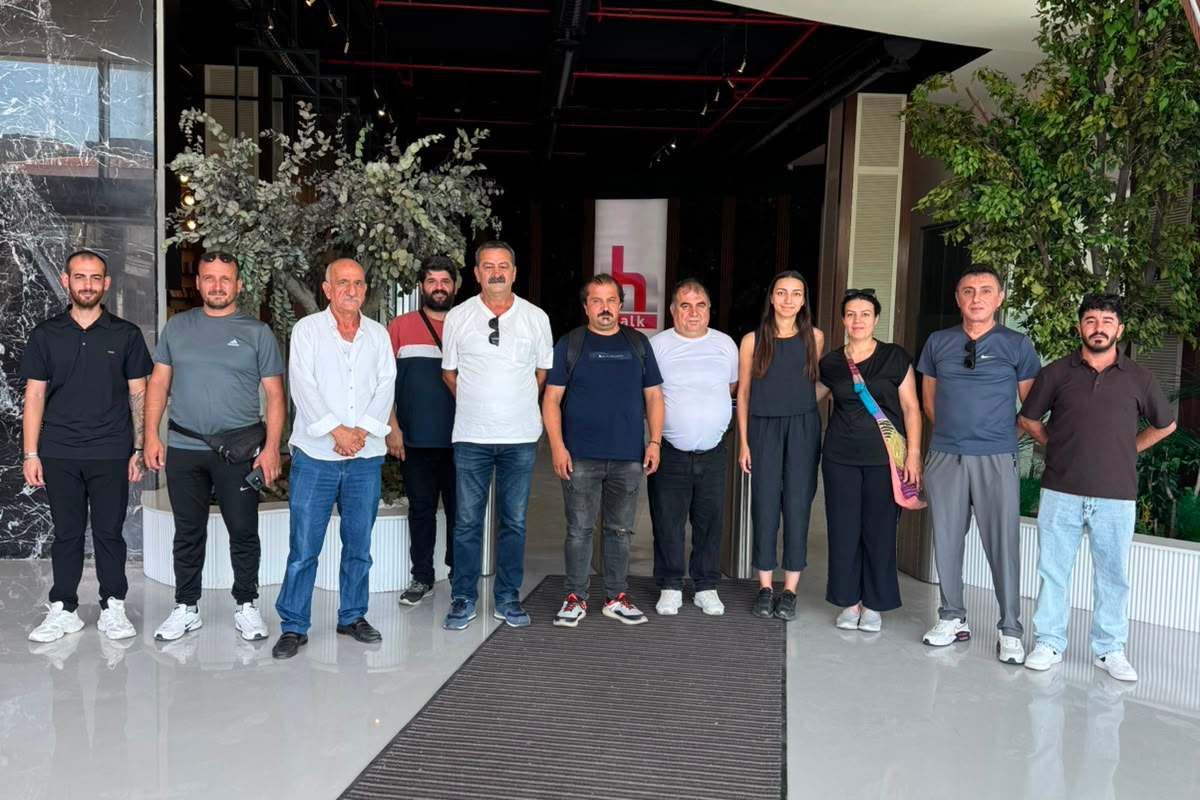 Ağaç AŞ işçileri Halk TV önündeydi