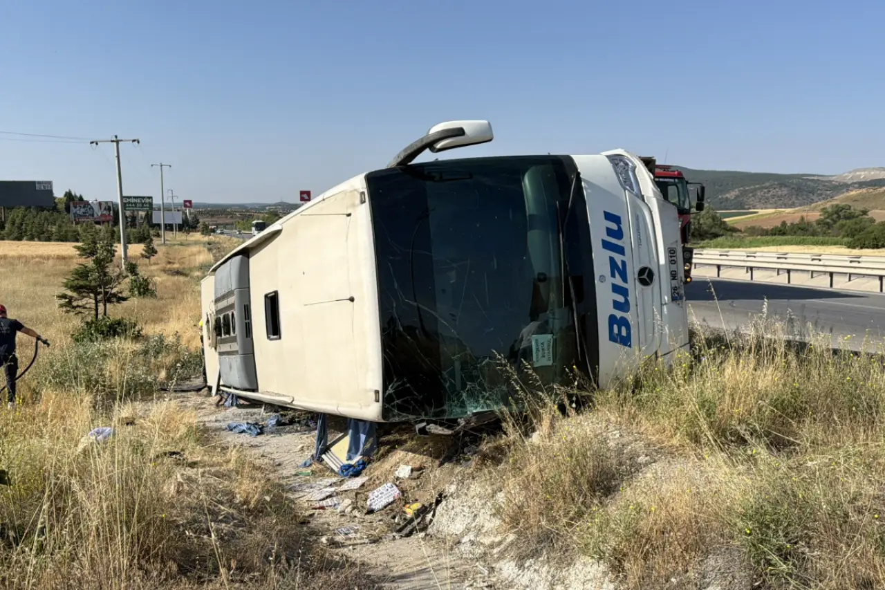 Eskişehir’de yolcu otobüsü şarampole devrildi: 20 kişi yaralandı