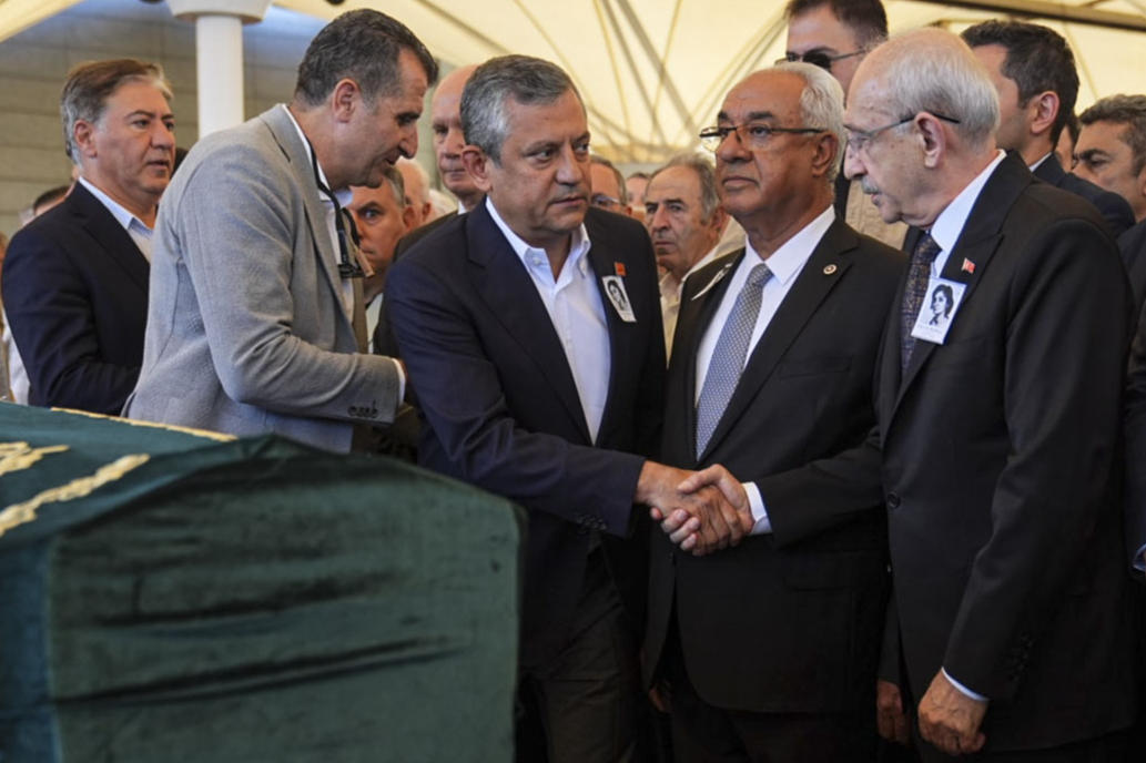 Olcay Baykal için cenaze töreni: Özel ve Kılıçdaroğlu üç hafta sonra tokalaştı