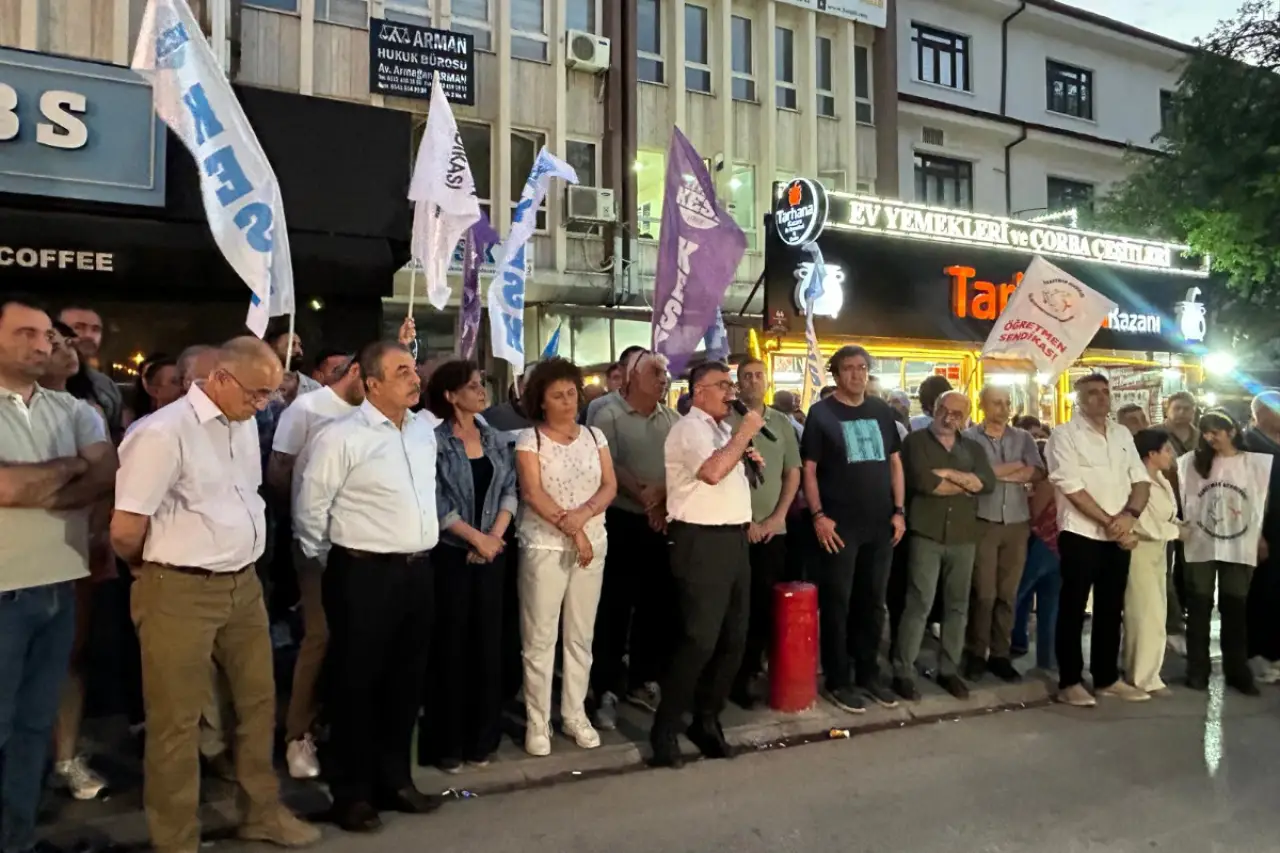 KESK’ten, KHK nöbetindeki gözaltılara tepki: 'Arkadaşlarımız serbest kalana kadar nöbetteyiz'
