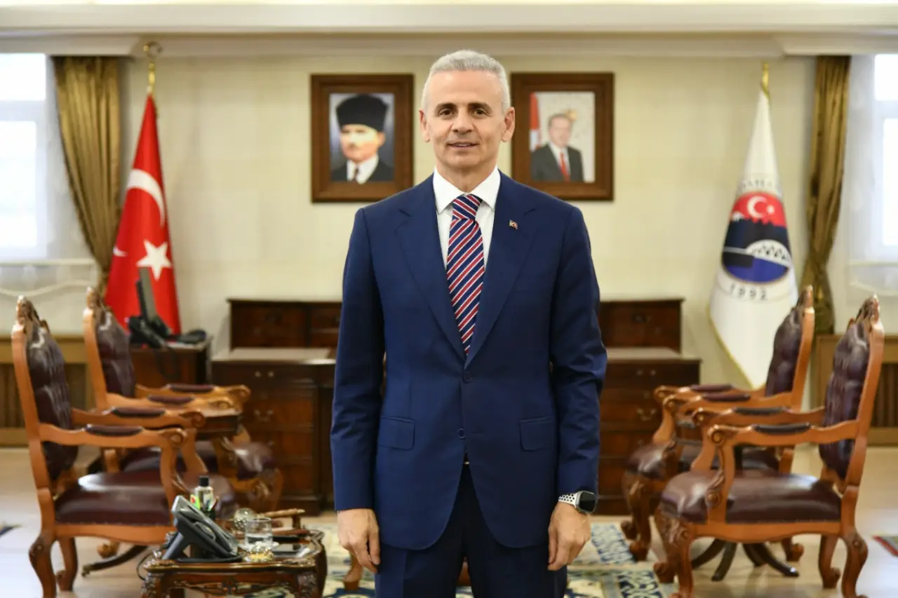 Tayt giymesi tartışma yaratan Ardahan Valisi Mehmet Fatih Çiçekli görevden alındı