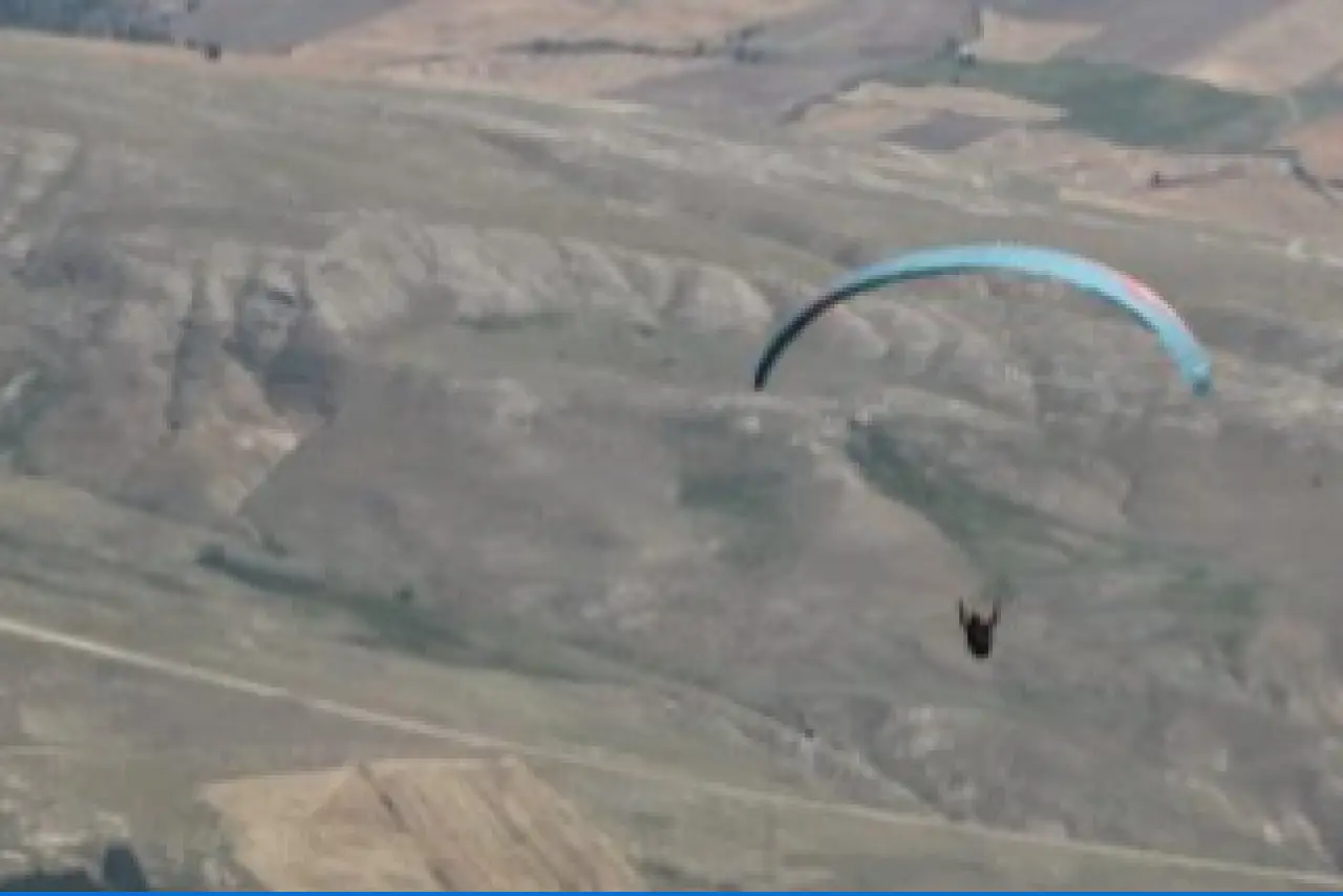 Kayalıklara düşen yamaç paraşütü pilotu öldü
