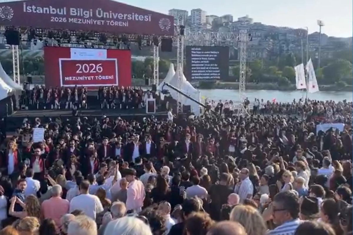 Bilgi Üniversitesi mezuniyetinde protesto: Öğrencilerin sırtını döndü, rektör sahneden indi
