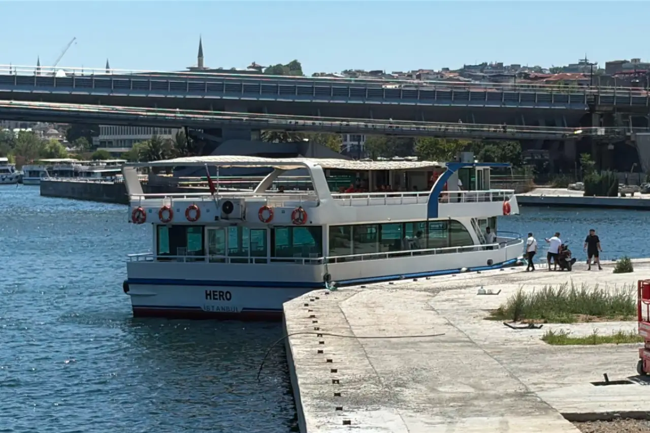 Haliç'te tur teknesi köprü ayağına çarptı; deniz düşen personel aranıyor