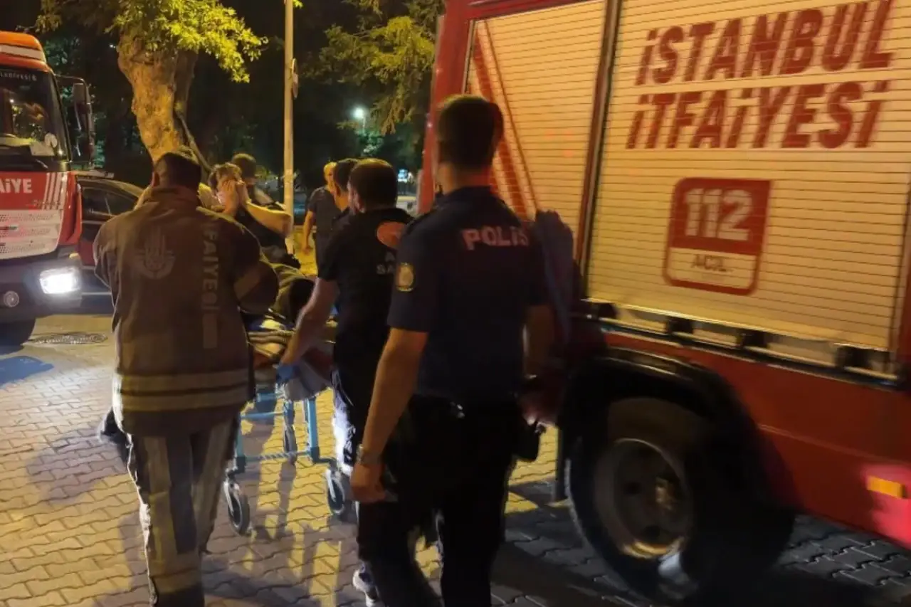 Fatih'te yangın: Dört katlı binanın çatısı alev aldı, bir itfaiye emekçisi yaralandı
