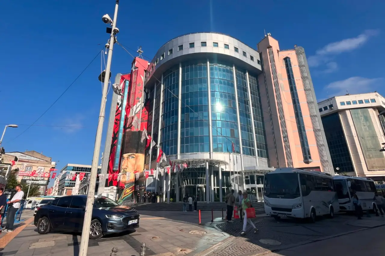 İzmit Belediyesine operasyon: Belediye Başkanı Fatma Hürriyet ve CHP İlçe Başkanı Gökhan Ercan gözaltında