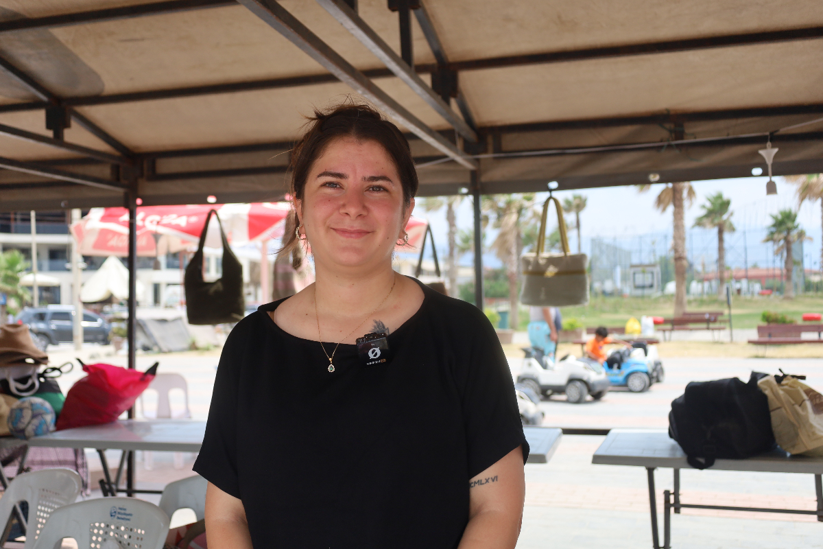 Sınıfta değil, pazar tezgahında: Hatay'da ataması yapılmayan öğretmen geçinmek için mandal tokası satıyor