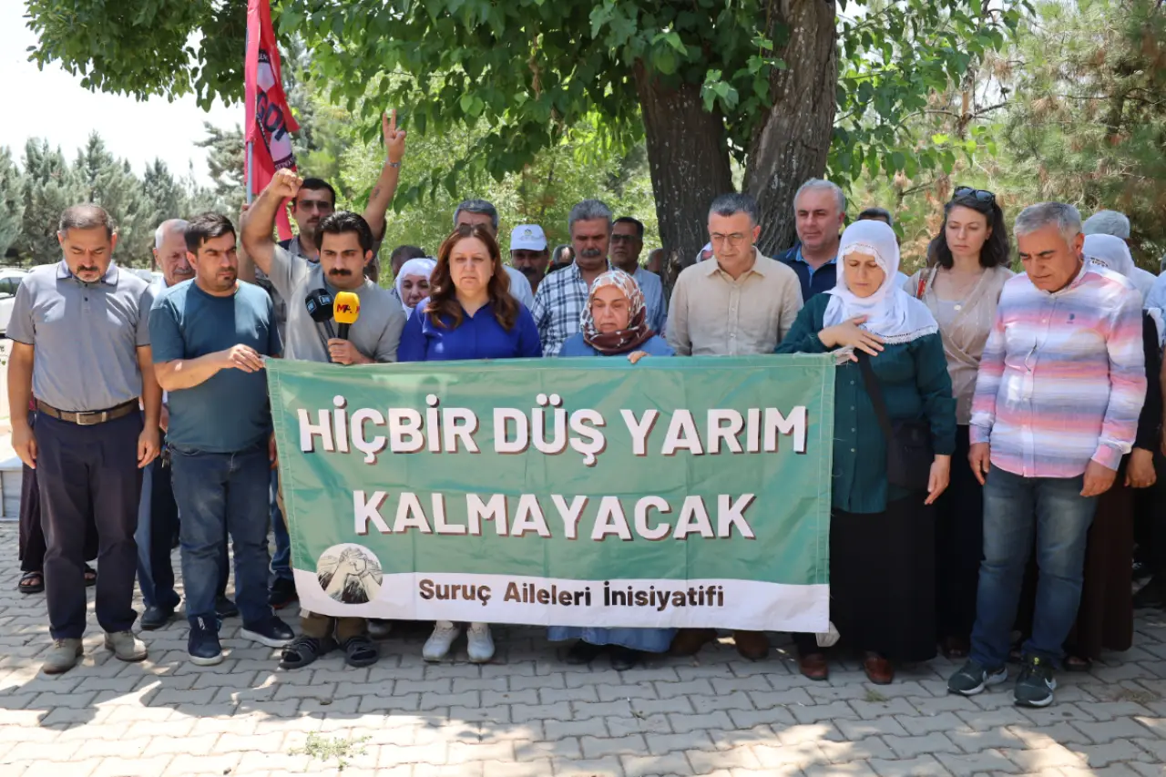 Suruç katliamında yaşamını yitirenler mezarları başında anıldı