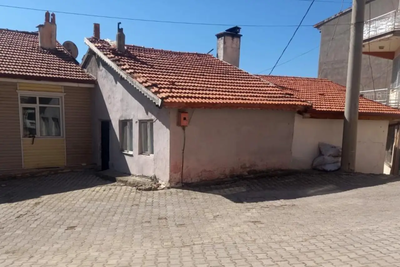 Isparta'da kadın cinayeti: Komşunun bıçakladığı anne öldü, kızı ağır yaralı