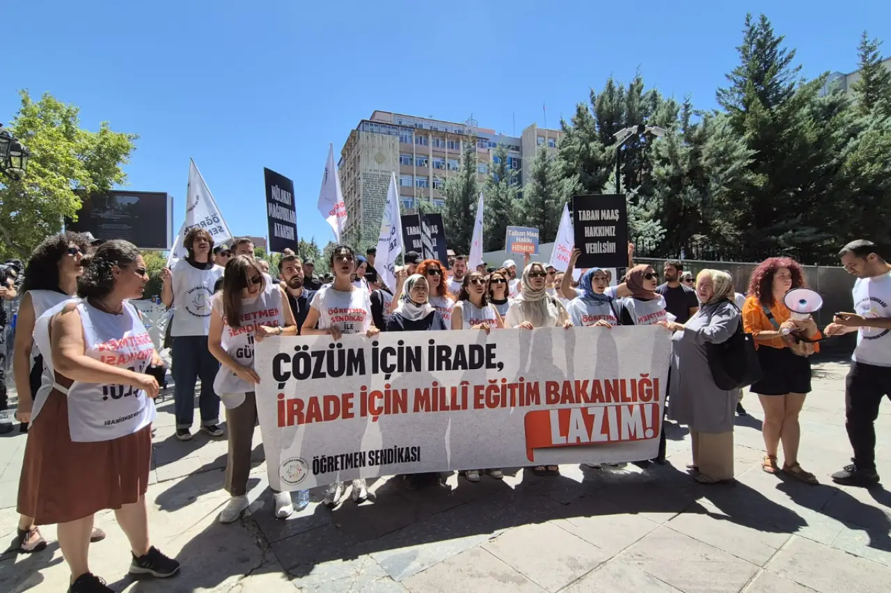 Öğretmenler MEB önünden seslendi: 'Eğitimi yönetenler sorunları çözme iradesini göstermeli'