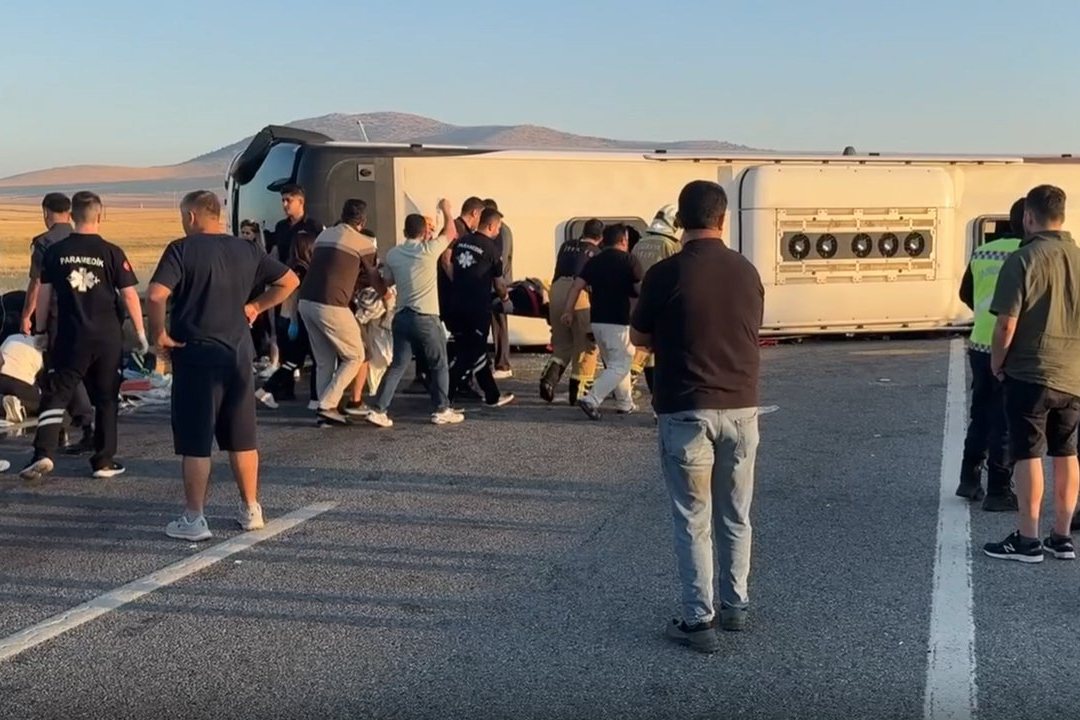 Kütahya'da devrilen yolcu otobüsünde 31 kişi yaralandı, Afyon yolu trafiğe kapatıldı