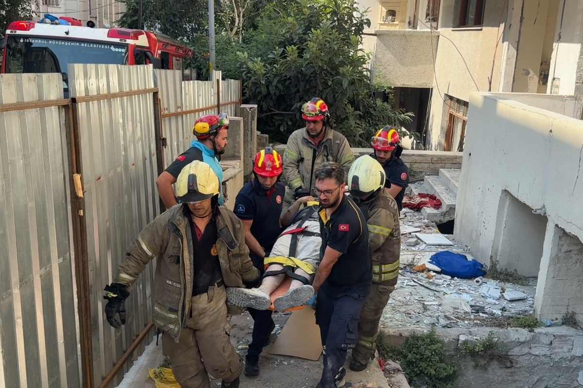 Avcılar'da kentsel dönüşüm yıkımında iş kazası: Enkaz altında kalan işçi yaralandı
