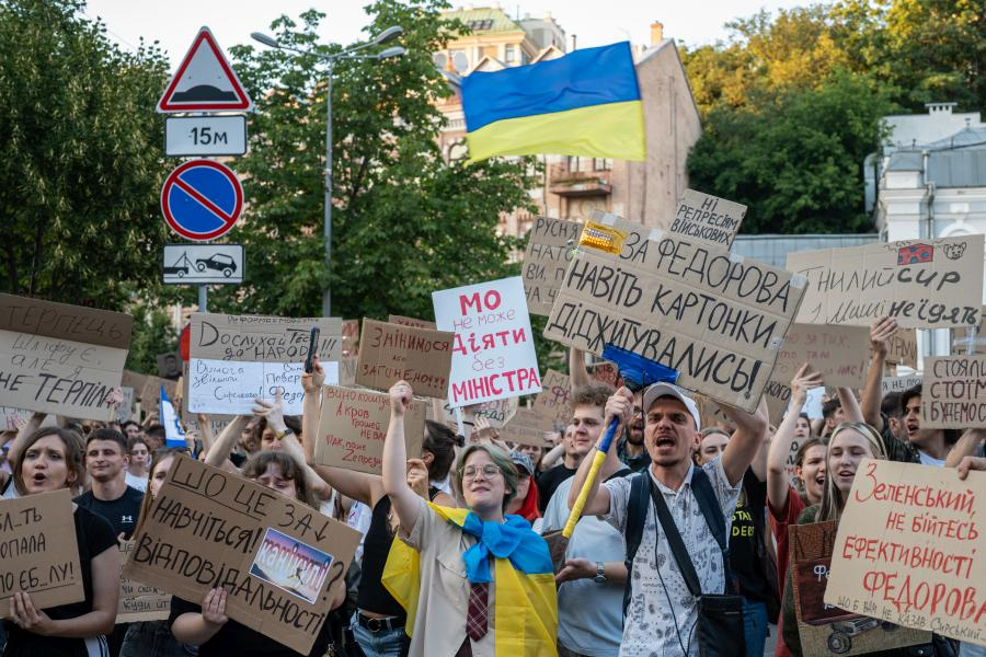 Protestolar sonrası Zelenskiy, genelkurmay başkanını görevden aldı