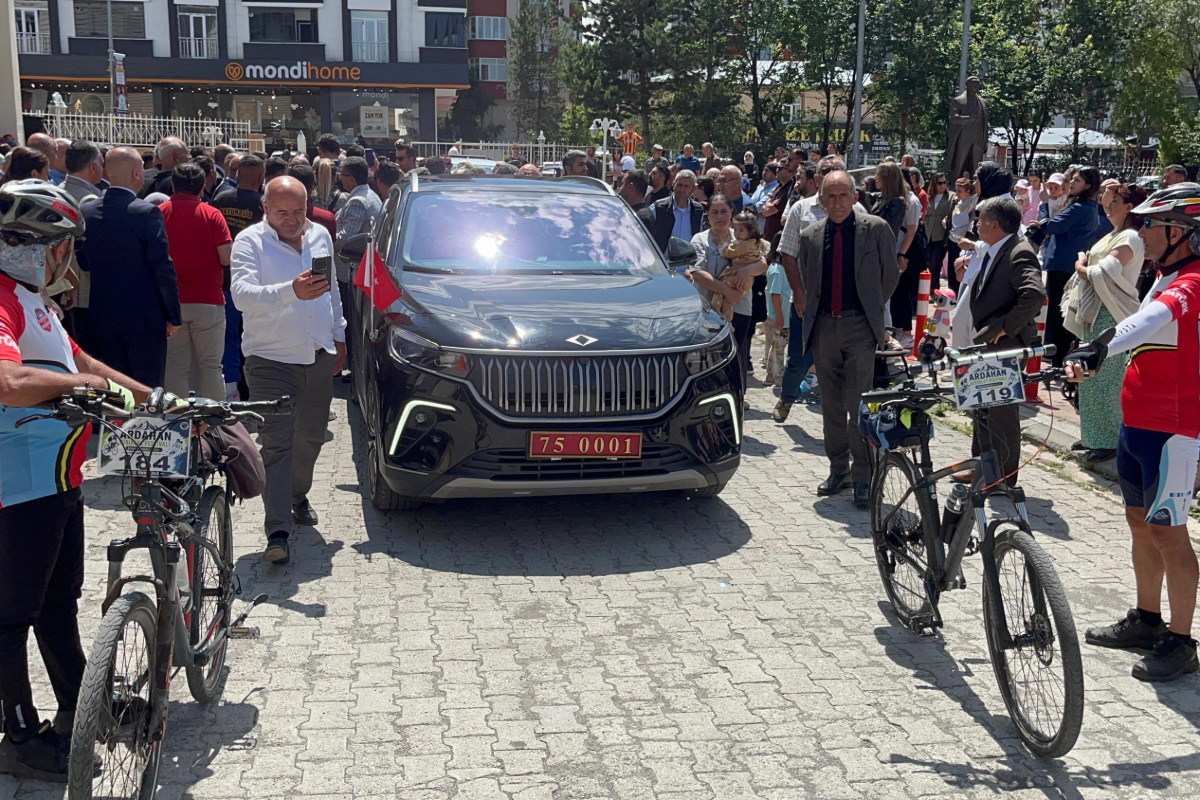 Vali Çiçekli, Ardahan’a veda etti: Ardahan Valisini bisikletli sporcular uğurladı