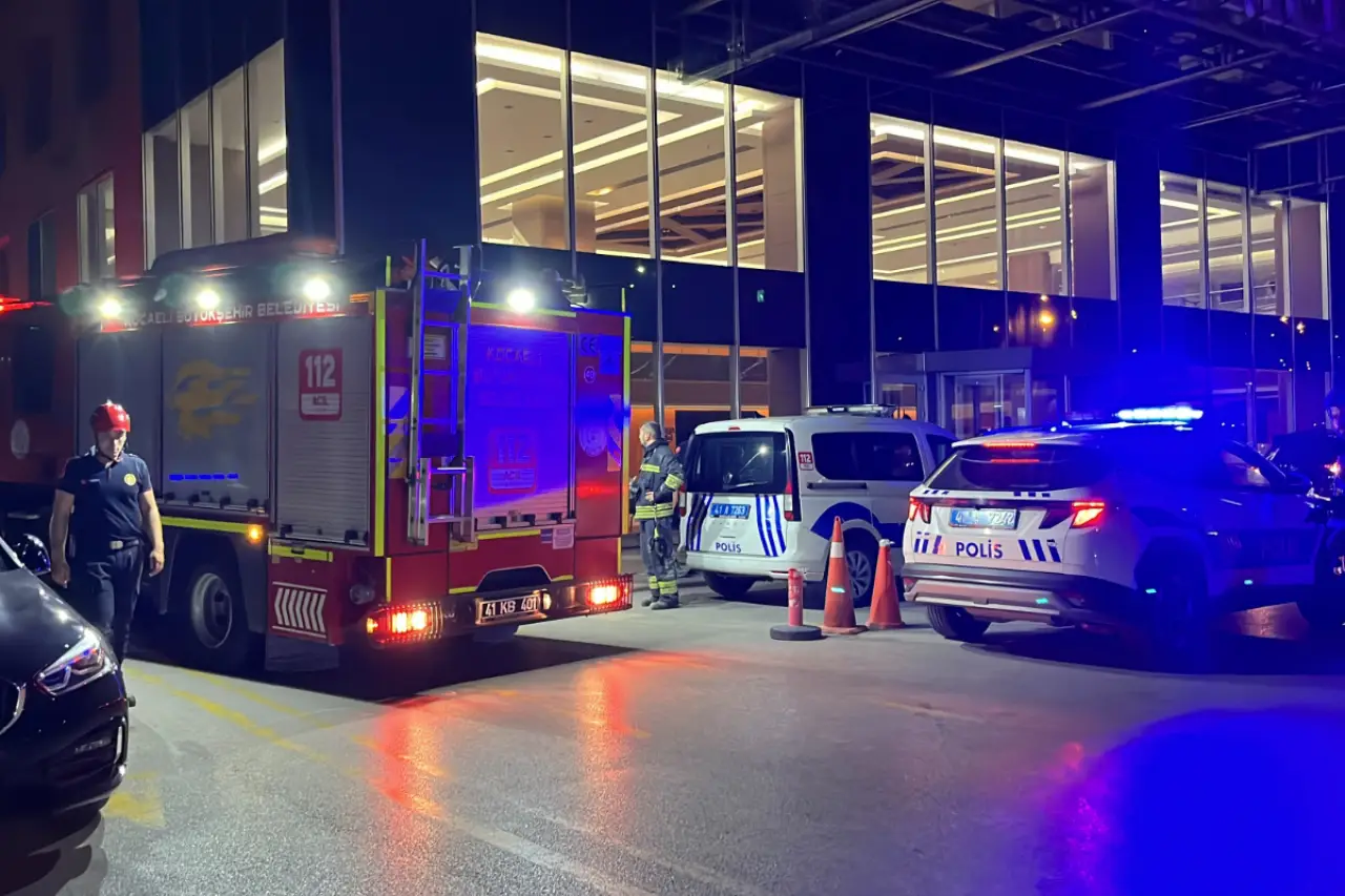 Hastanenin yoğun bakım ünitesinde yangın: 2 kişi dumandan etkidendi