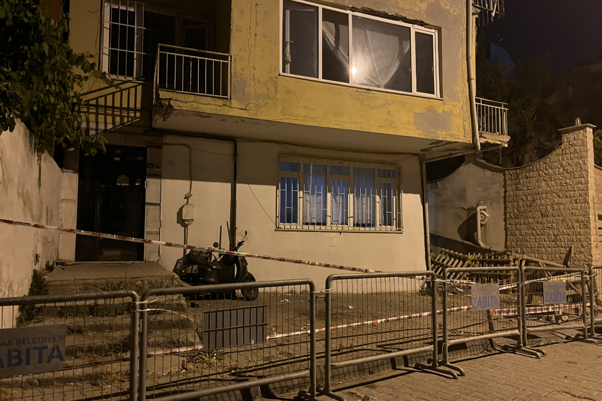Üsküdar’da balkon çöktü, bina boşaltıldı: Tahliye edilen yurttaşlar barınacak yer bulamadıklarını söyledi