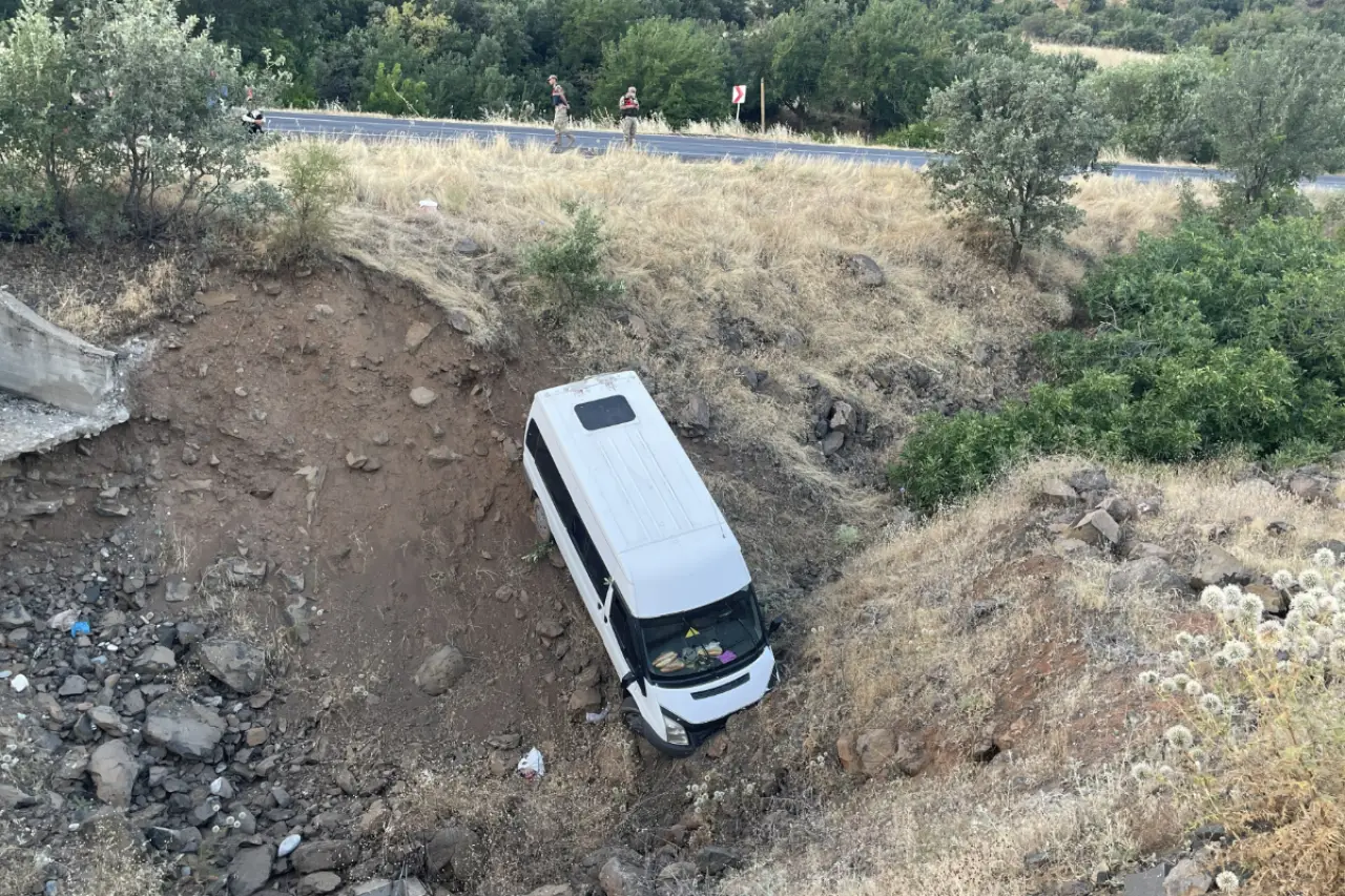 Urfa’da tarım işçilerini taşıyan minibüs devrildi: 4 işçi yaralandı