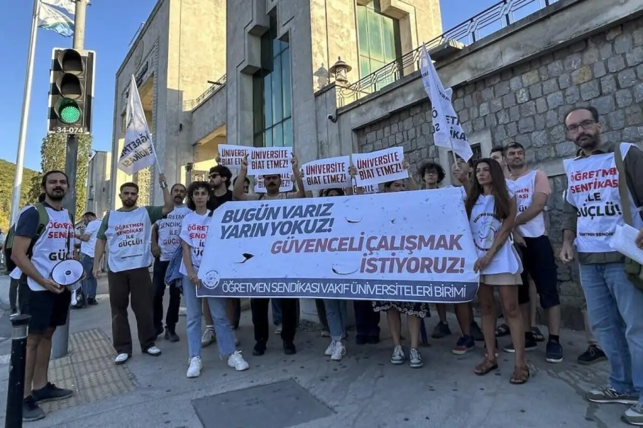 Vakıf üniversitelerinde akademisyenlerin işten çıkarılmalarına tepki