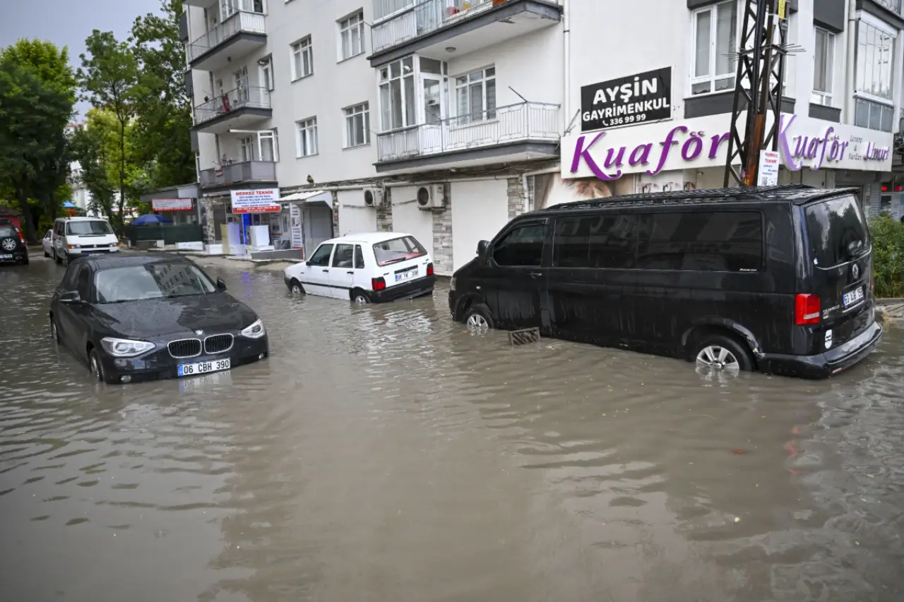 İstanbul ve Ankara’da sağanak yolları göle çevirdi